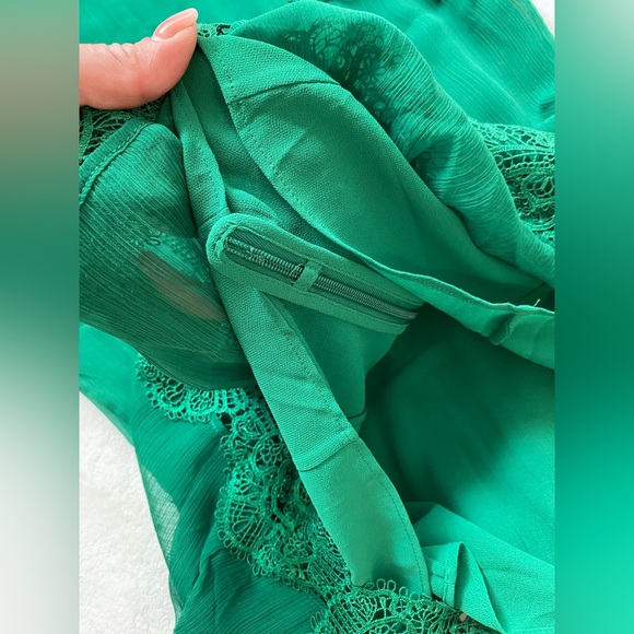 New Ted Baker Mixed Lace peplum SLVLS top💚I believe is a Small, see chart. - Picture 16 of 16